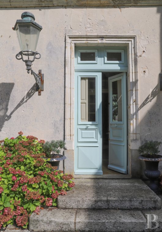 Dans le Perche, au nord-est de Bellême, une maison des 18e et 19e siècle au milieu de grands arbres  - photo  n°39